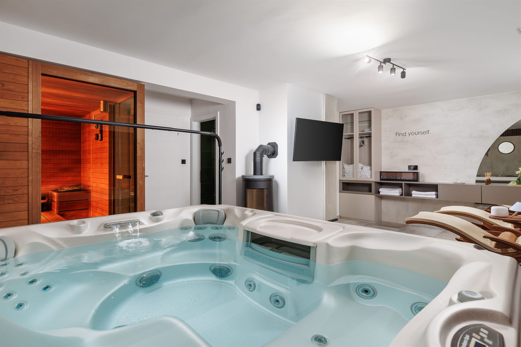 Wellness zona s drvenim detaljima i ambijentom.